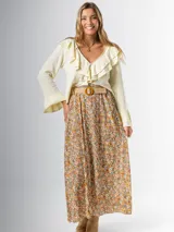 Falda midi con estampado floral multicolor, corte acampanado y cintura elastizada. Incluye cinturón de rafia elastizado y desmontable.