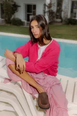Campera bomber de lino color fucsia, con cierre frontal y cuello redondo.