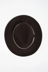 Sombrero de ala ancha confeccionado en lana, con copa estructurada y detalle de bandas decorativas trenzadas en la base de la copa.
