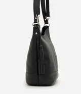 Cartera hobo grande de cuero marrón, marca Satinato, con correa ajustable y detalle de tassel lateral.