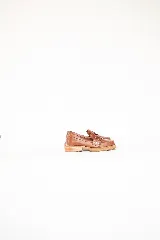Mocasín de cuero color suela con punta cuadrada y detalle de tachas metálicas en la faja frontal. Cuenta con suela de caucho con vira a la vista.