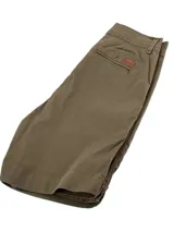 Bermuda azul con bolsillos laterales y traseros, con detalle de etiqueta de cuero en el bolsillo.