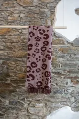 Bufanda jacquard con estampado animal print en tonos marrón y lila.