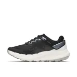 Championes de trail running Merrell modelo Antora 4, color negro con detalles en blanco y gris. Presentan diseño de malla transpirable, refuerzos sintéticos y entresuela amortiguada.