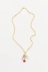 Collar de cadena dorada con dije principal tipo argolla del que cuelgan varios dijes: un pez dorado, una cuenta rectangular verde translúcida, una piedra roja en forma de gota y una concha marina blanca.