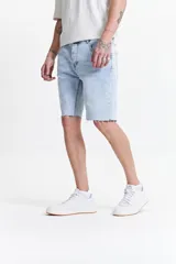 Bermuda de jean en fit relajado, color celeste claro con efecto lavado. Presenta diseño de cinco bolsillos, cierre frontal con botón y bragueta, y terminación de ruedo deshilachado.