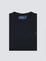 Sweater azul de lana merino con cuello redondo y logo bordado en rojo en el pecho.