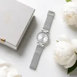 Reloj analógico de mujer con movimiento de cuarzo japonés, caja de aleación metálica con bisel decorado con cristales y malla de acero inoxidable. Diseño elegante y minimalista.