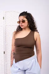 Musculosa de un solo hombro en color marrón, con diseño asimétrico y corte al cuerpo.