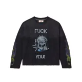 Buzo de tejido waffle color negro con corte regular. Presenta un estampado gráfico central con una calavera y la frase 'FUCK YOU!', además de detalles de llamas y calaveras en ambas mangas.