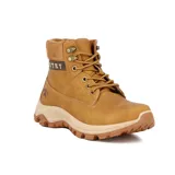 Bota acordonada color camel, de caña baja, con suela track y detalle de logo en el lateral.