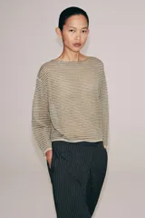 Sweater de punto fino color beige con finas rayas horizontales negras, cuello redondo y manga larga.