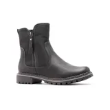 Bota corta de estilo casual, confeccionada en cuero sintético negro con textura granulada. Presenta un diseño de caña media con cierre lateral funcional y suela de goma dentada con detalle de costura visible en el borde.