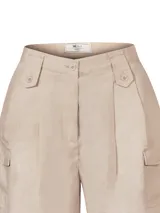 Short estilo bermuda de tiro alto de lino orgánico, color crema, con pinzas frontales y amplios bolsillos laterales con solapa y botones.
