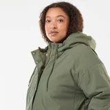 Parka de color verde militar con acabado repelente al agua, diseño de corte holgado, capucha integrada y forro interior de efecto borreguito. Cuenta con cierre frontal de cremallera y botones a presión, además de bolsillos frontales con solapa.