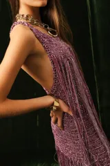 Vestido largo de crochet con hilo de lurex y flecos colgantes, de tirantes y diseño boho.