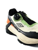 Championes Umbro modelo Numa para hombre, con diseño todoterreno en color beige, negro, detalles en naranja y verde claro, y suela chunky con buen agarre.