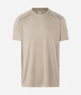 Remera deportiva de hombre Get Over con tecnología dry, color beige, de corte regular, cuello redondo y manga corta. Presenta detalles reflectantes en los hombros y tejido texturizado.