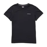 Remera técnica deportiva Merrell de manga corta, color negro, con cuello redondo y el logotipo de la marca impreso en el pecho. Confeccionada con tecnología Drirelease, control de humedad, propiedades antiolor, protección UPF30+ y tejido elástico.