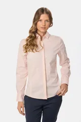 Camisa blanca entallada de manga larga, suave al tacto. Contiene spandex para un mejor calce.