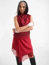 Falda larga cruzada de tencel color rojo, ajustable con tiras laterales y detalles de encaje en el borde inferior y la cintura.