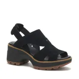 Sandalia de plataforma color negro, confeccionada en gamuza con diseño de aberturas laterales y cierre de tira con hebilla en el talón. Cuenta con una suela de goma dentada en color marrón y entresuela de EVA.