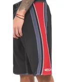 Boardshort Quiksilver Mercury de 21 pulgadas, color negro con costuras blancas a la vista y franjas laterales en tonos gris y rojo. Cuenta con cintura ajustable mediante cordón.