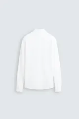 Camisa de manga larga, color celeste con finas rayas verticales blancas, cuello italiano y cierre frontal de botones.