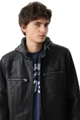Campera de cuero sintético negro con capucha gris incorporada, bolsillos frontales con cierre y detalles acolchados en los hombros y mangas.