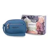 Monedero de mano con diseño rectangular y textura granulada, marca Lincoln's. Cuenta con cierre perimetral, bolsillo frontal con cierre y correa de muñeca integrada.