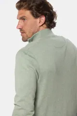 Buzo liso de punto fino en hilo de algodón color azul marino, con cuello alto y cierre frontal parcial con detalle de tirador de cuero.