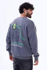Buzo de felpa gris con cuello redondo y corte oversize. Presenta una estampa gráfica en la espalda que ilustra un vaso con una rodaja de lima y texto en colores verde y blanco.