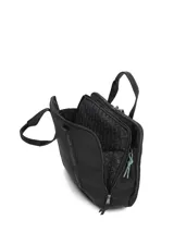 Maletín porta notebook Hush Puppies modelo Helston de color negro, con asas de mano fijas con el logo de la marca estampado y cierre principal con doble deslizador. Cuenta con un bolsillo frontal con broche a presión y el logo de la marca en el lateral.
