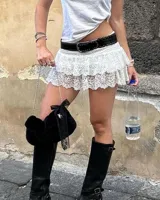 Minifalda blanca de encaje con short interno.