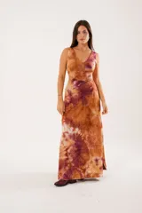 Vestido largo con estampado batik en tonos marrones y borgoña, escote en V, sin mangas y abertura lateral.