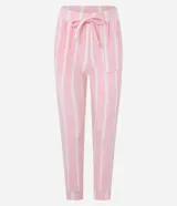 Conjunto de pijama largo de plush, compuesto por una blusa de manga larga y un pantalón con lazo en la cintura y estampado a rayas verticales.