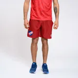 Bermuda deportiva color bordó con escudo del Club Nacional de Football estampado en la pierna izquierda y logo de la marca Umbro en la pierna derecha. Cuenta con bolsillos laterales y cintura elástica con cordón ajustable.