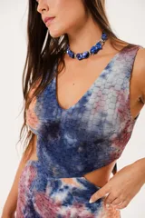 Vestido largo batik con escote en V, sin mangas y corte en la cintura.