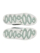 Championes Under Armour modelo Court Anatomix, color verde menta con detalles en blanco. Presentan una parte superior que combina gamuza y materiales sintéticos, con una entresuela de EVA acolchada y suela de goma gruesa.