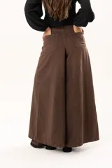 Pantalón de jean color marrón con corte wide leg, tiro alto y costuras decorativas frontales que le dan un estilo estructurado.