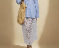 Falda larga de encaje negro con forro corto. Tiene elástico en la cintura.