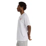 Remera de algodón de corte holgado, color blanco, con cuello redondo y manga corta. Presenta un pequeño estampado gráfico en el pecho con el logo de la marca.