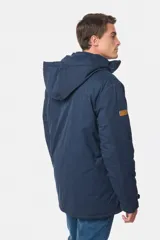 Campera color marrón con capucha desmontable, cierre frontal con cremallera y botones a presión, múltiples bolsillos con solapa y puños ajustables con botones.
