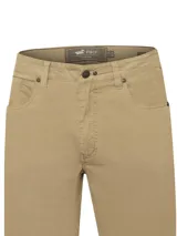 Pantalón de corduroy para hombre, color beige, de corte recto y tiro medio con cierre frontal y bolsillos clásicos.