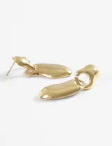 Caravanas colgantes de acero quirúrgico con diseño irregular de aspecto fundido y acabado brillante.