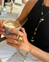 Anillo de diseño orgánico con forma irregular que evoca texturas marinas, con estructura abierta y acabado brillante.