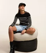 Blusa de punto de viscosa con cuello redondo, mangas largas y diseño de rayas horizontales contrastantes.