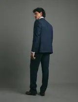 Pantalón de vestir de corte recto y línea limpia, sin pinzas. Confeccionado en una mezcla de poliéster y viscosa, presenta un diseño clásico y estructurado.