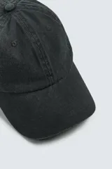 Gorra de seis paneles confeccionada en tejido de algodón con visera curva y ajuste posterior.