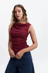 Remera azul con corte asimétrico de un hombro y frunces laterales.